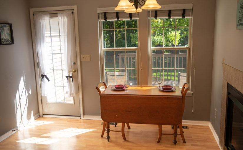 Obserwując aktualne nurty w aranżacji wnętrz zaobserwujemy spore używanie szkła hartowanego.