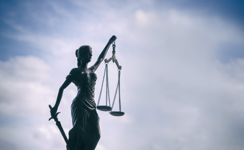 Adwokat to prawnik, jakiego zobowiązaniem jest konsulting porady prawnej.