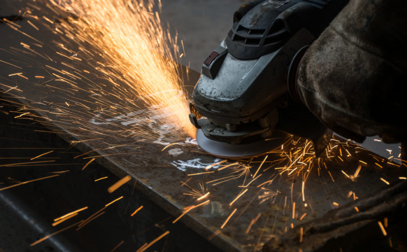 Nowoczesne rozwiązania w wytwórczości śrub i wkrętów – jak zmieniły się metody produkcji w minionych latach?