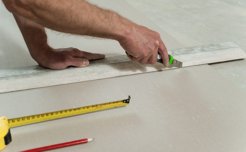 Zalety stosowania ścianek działowych i podwieszanych sufitów w biurach i pomieszczeniach użytkowych.