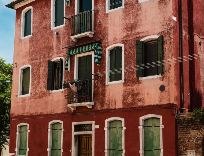 Innowacyjne fasady: jak nowoczesne technologie i ekologia zmieniają estetykę współczesnych mieszkań