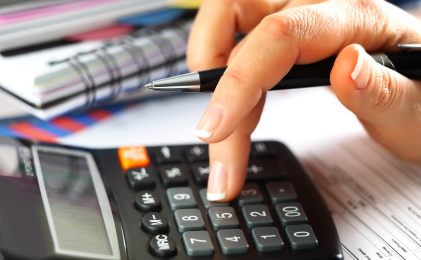 W jakim celu powinno się skorzystać z usług biura księgowego zamiast prowadzić rachunkowość samodzielnie?