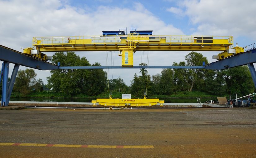 Firmy parają się produkcją maszyn dysponują w propozycji standardowe modele